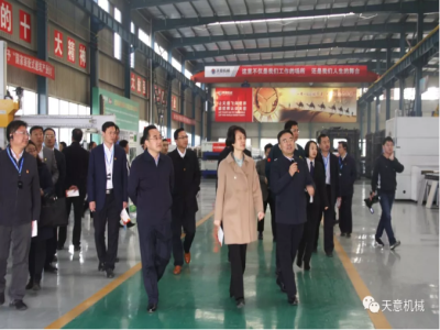 濟(jì)寧市委常委、組織部部長(zhǎng)孔凡萍帶領(lǐng)全市“兩新”組織黨建工作現(xiàn)場(chǎng)觀摩團(tuán)蒞臨天意機(jī)械調(diào)研指導(dǎo)